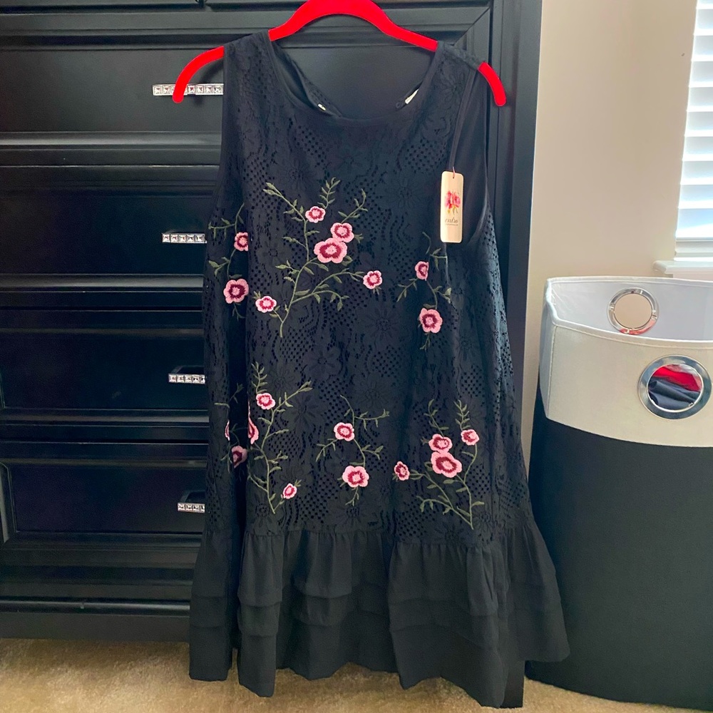 Black entro large, mini dress